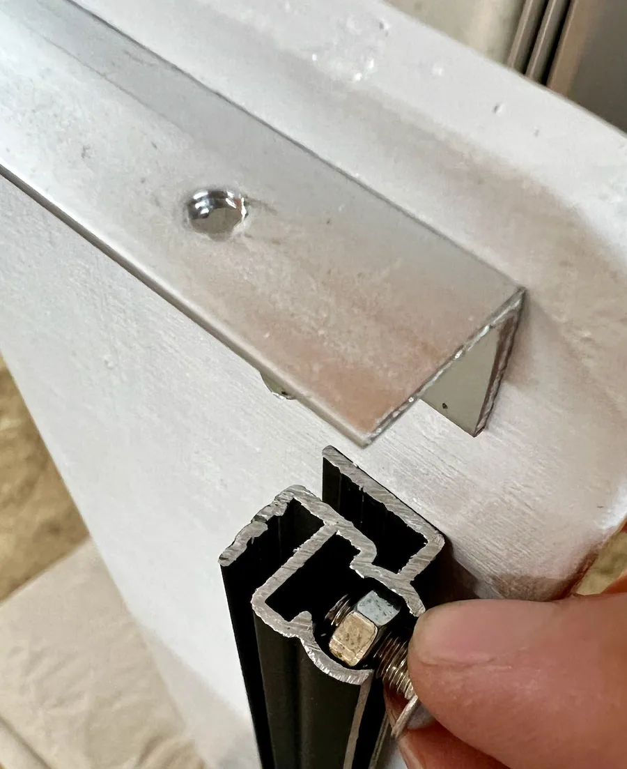 Click to view full size - Here's how the M5 nuts fit into the slot.