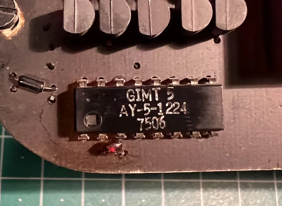 Click to view full size - This AY-5-1224 is the single chip that drives the whole clock