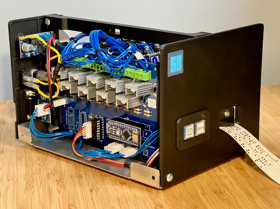 Click to view full size - All the wires. Heatsinks on each MOSFET probbaly aren't needed for this duty cycle but they look like they mean business